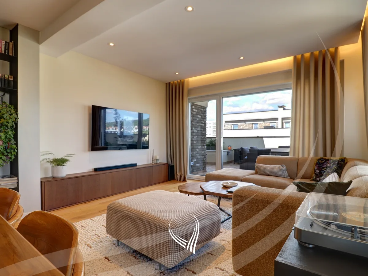 Penthouse me 3 dhoma gjumi me qira në lagjen Mati 1