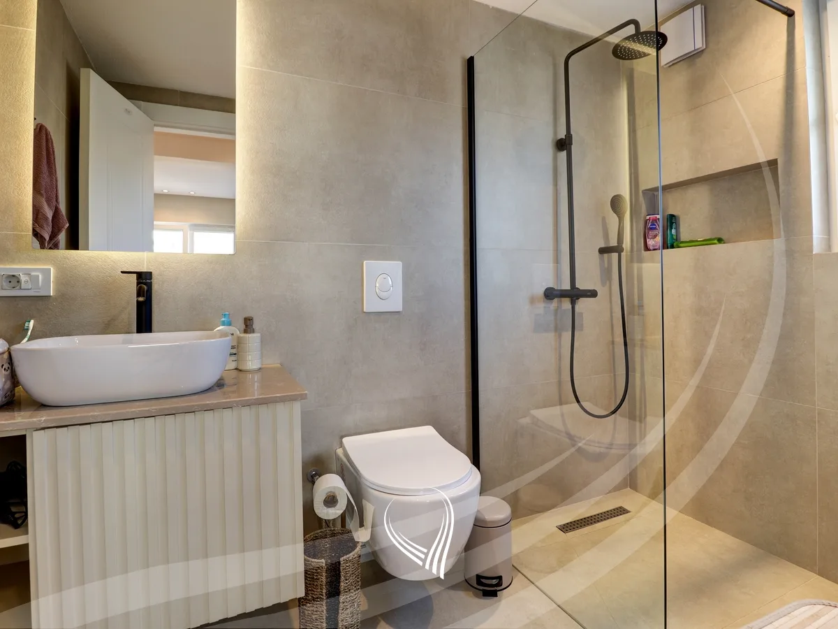 Penthouse me 3 dhoma gjumi me qira në lagjen Mati 1