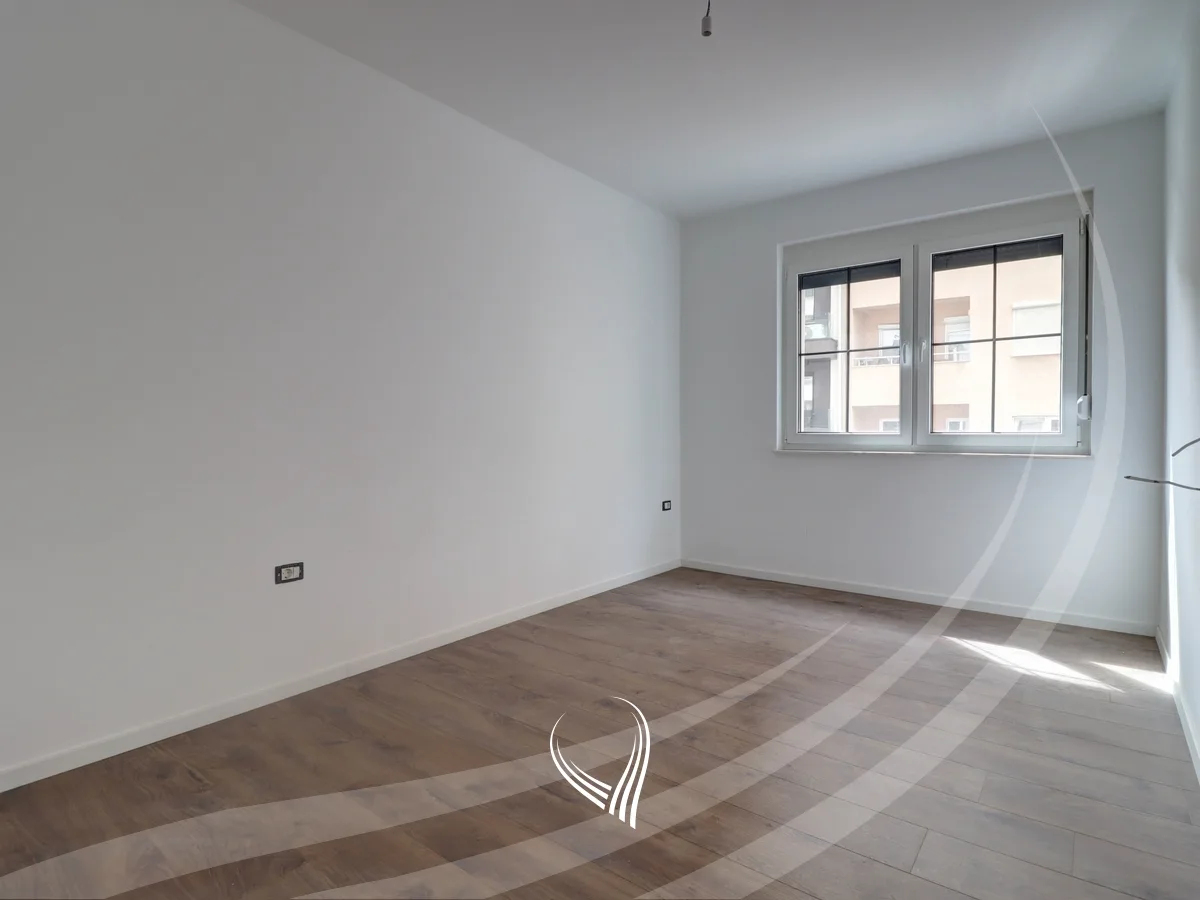 Banesë 141m2 + 95.08m2 terasë në shitje në lagjen Tophane - Orhidea
