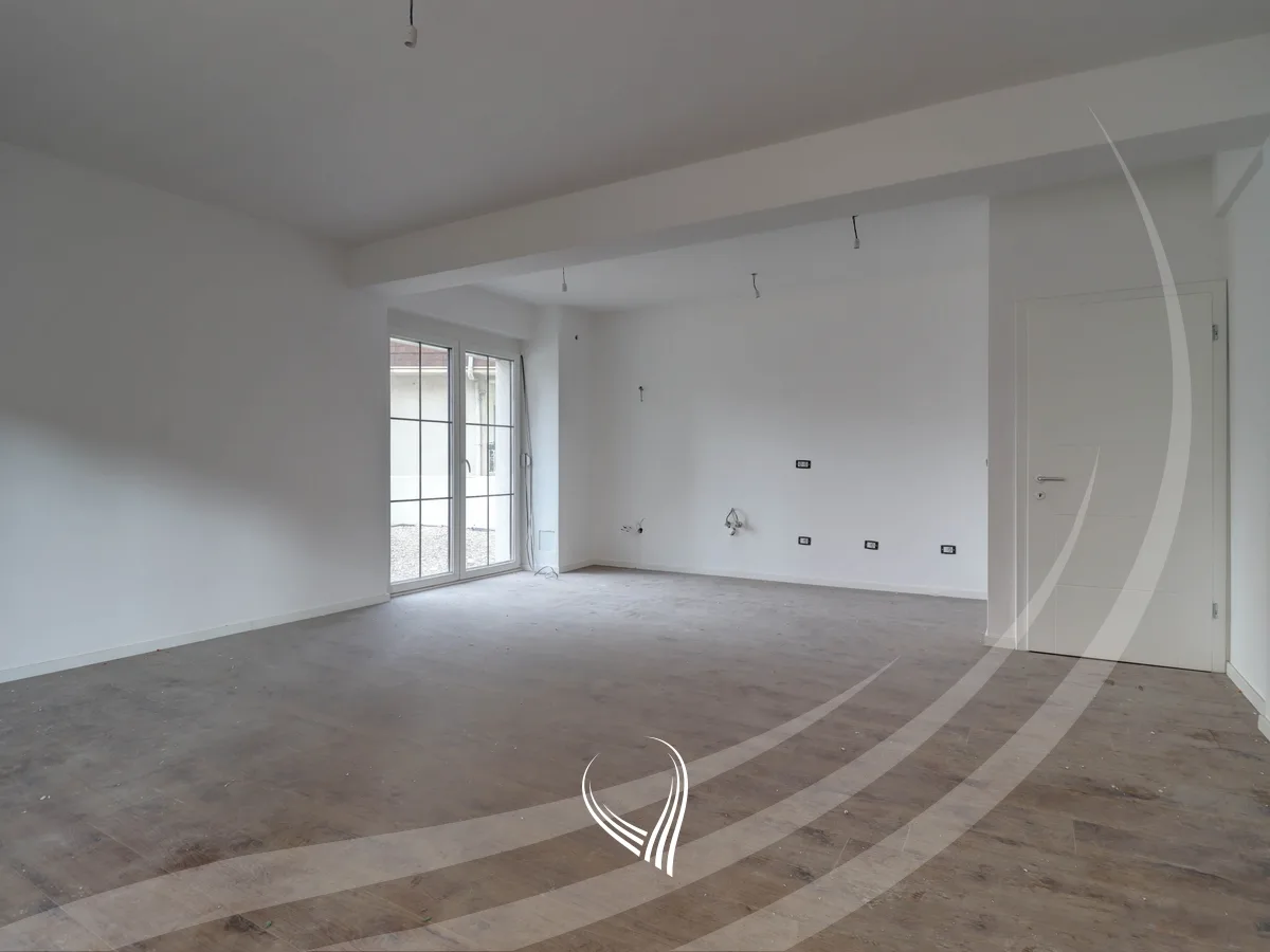 Banesë 141m2 + 95.08m2 terasë në shitje në lagjen Tophane - Orhidea