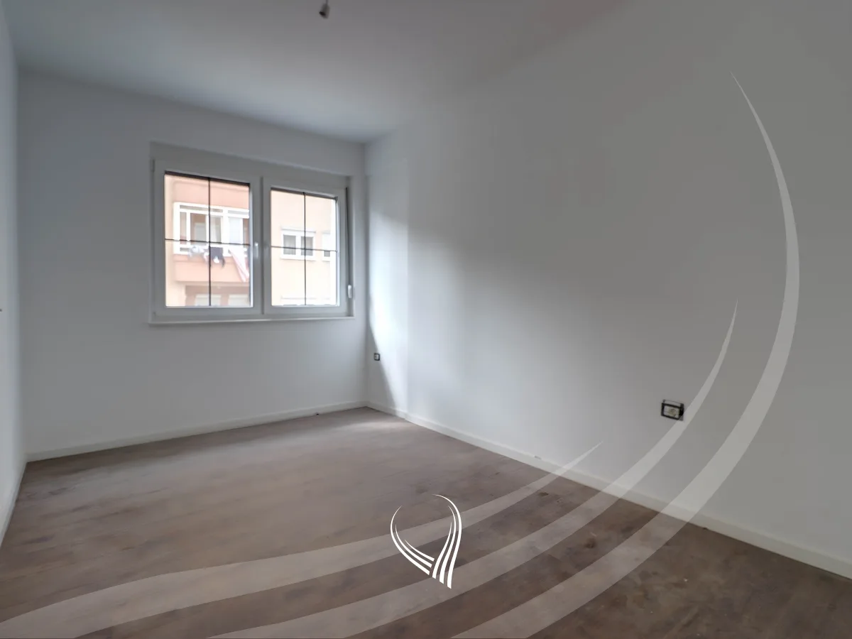 Banesë 141m2 + 95.08m2 terasë në shitje në lagjen Tophane - Orhidea