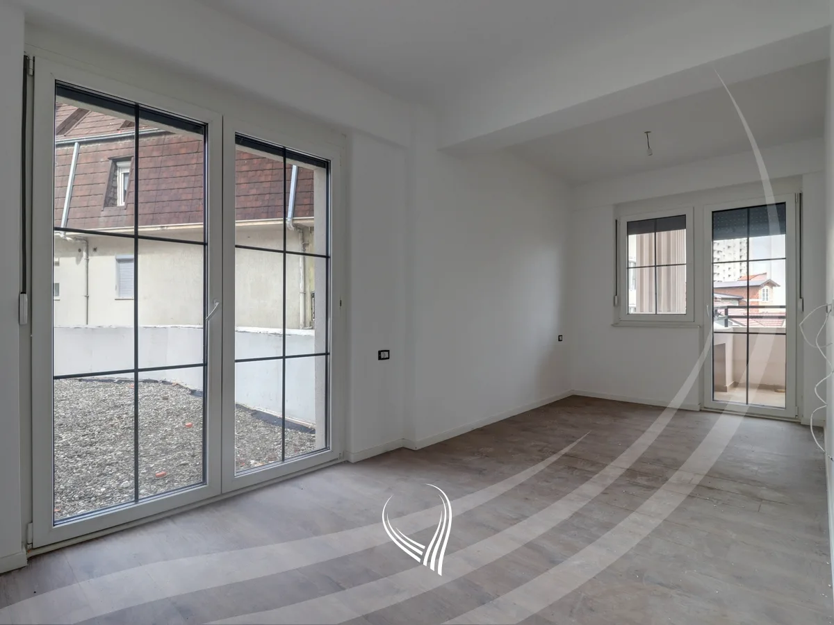 Banesë 141m2 + 95.08m2 terasë në shitje në lagjen Tophane - Orhidea