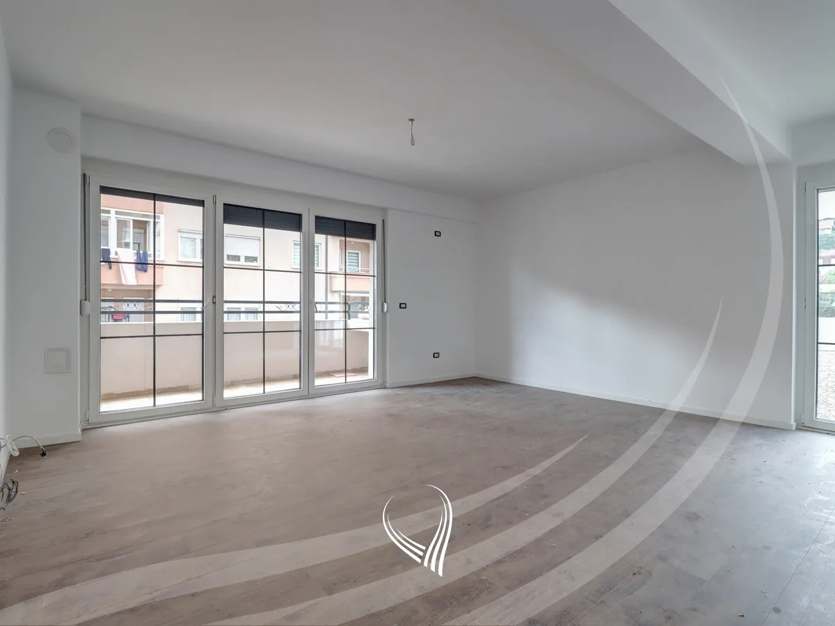 Banesë 141m2 + 95.08m2 terasë në shitje në lagjen Tophane - Orhidea