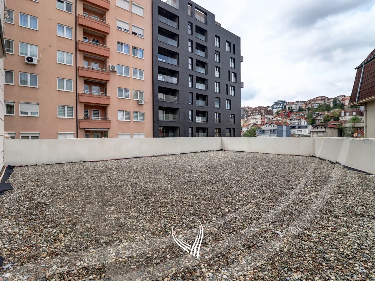 Banesë 141m2 + 95.08m2 terasë në shitje në lagjen Tophane - Orhidea