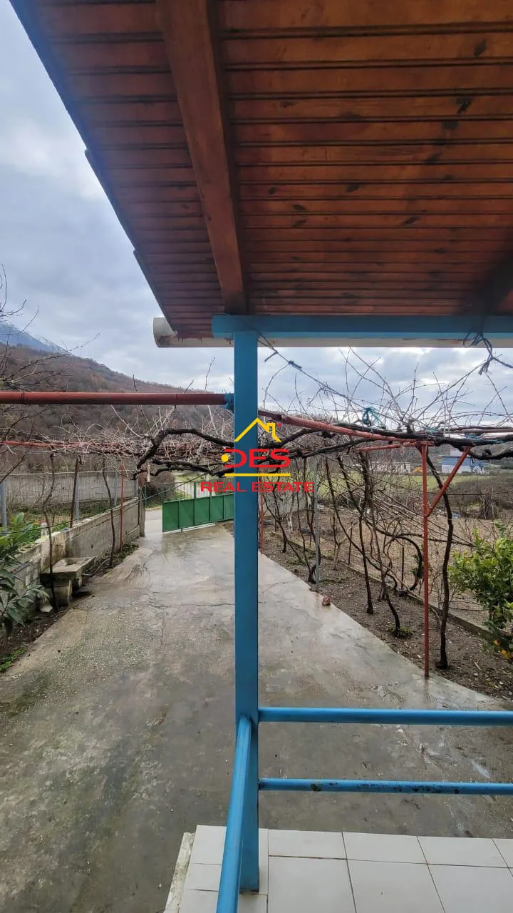 Shitet shtëpi private + toke truall ne krajan , gjirokaster