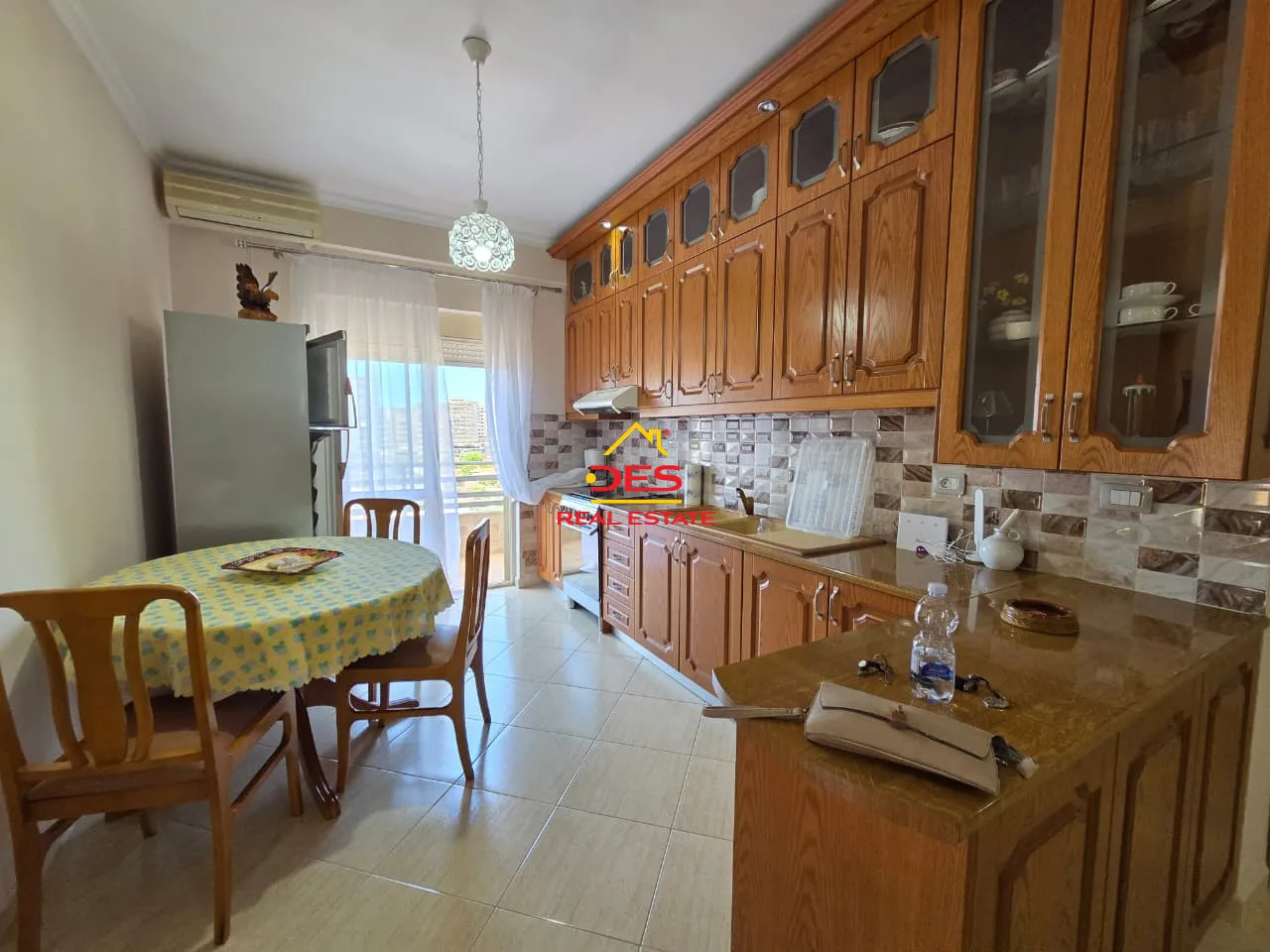 Jepet me qira apartament 3+1 pranë hotel salvadore, vlorë
