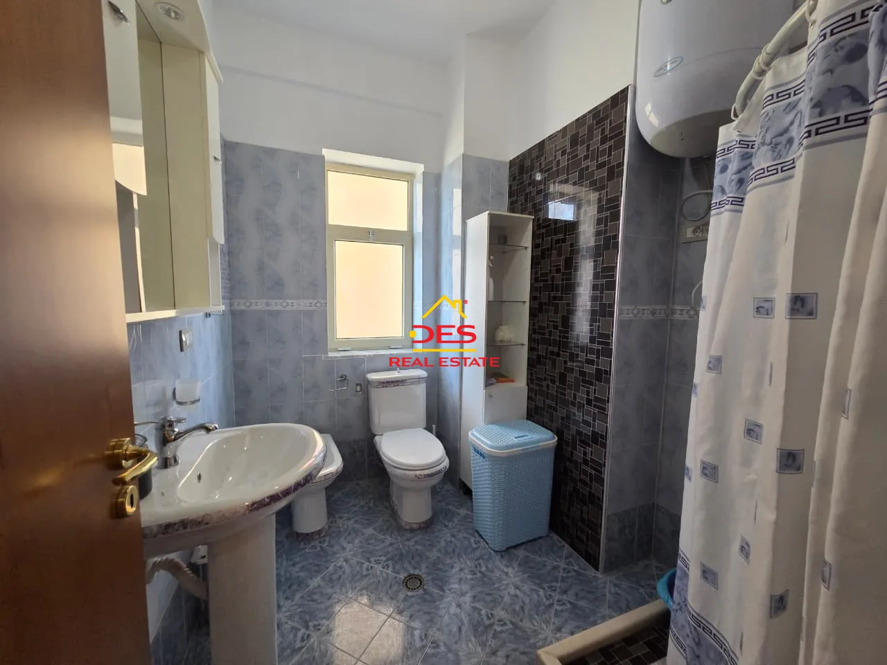 Jepet me qira apartament 3+1 pranë hotel salvadore, vlorë