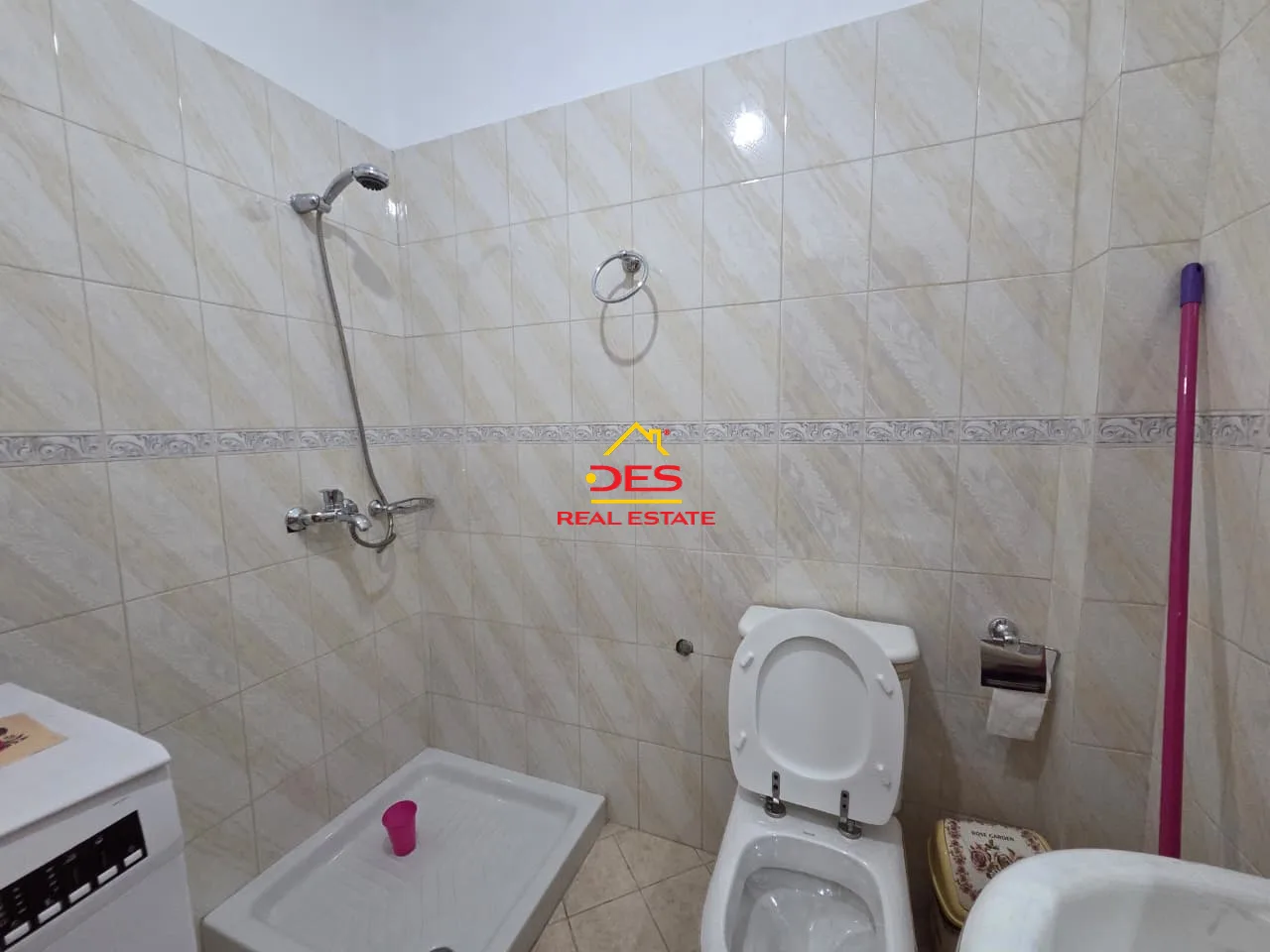 Jepet me qira apartament 3+1 pranë hotel salvadore, vlorë