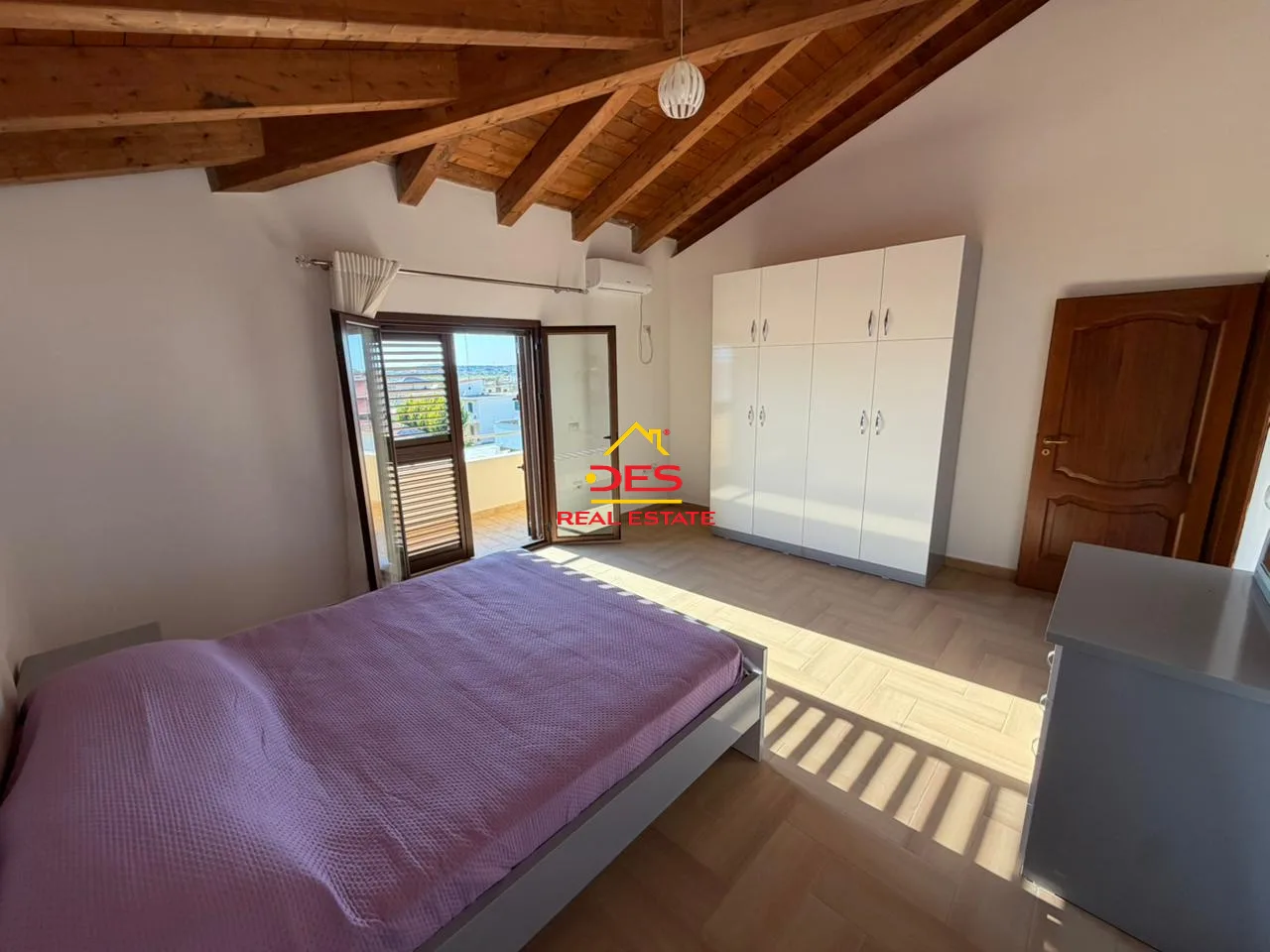 Jepet me qira kati i katërt i një vile te fusha e druve,vlorë
