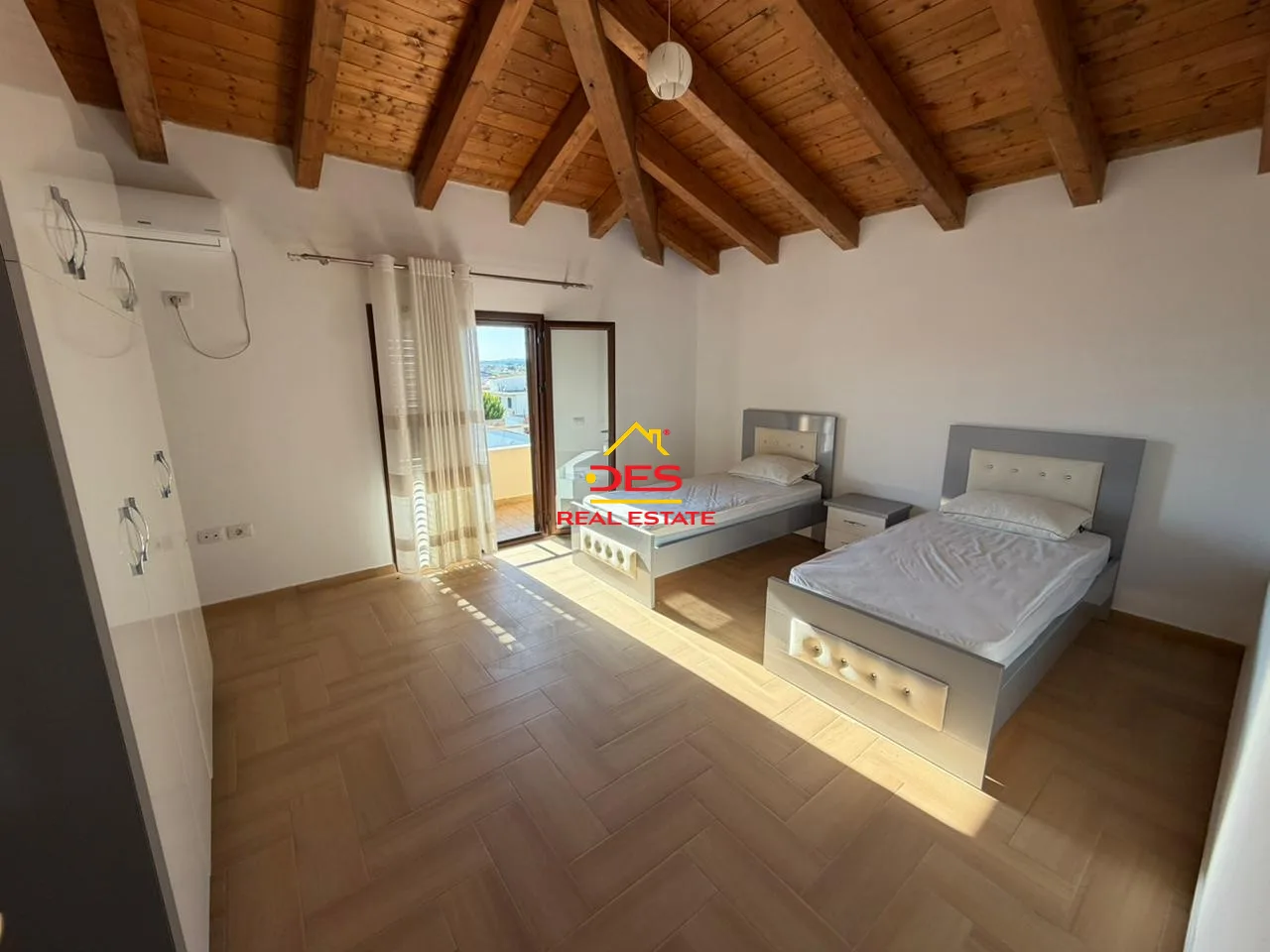 Jepet me qira kati i katërt i një vile te fusha e druve,vlorë