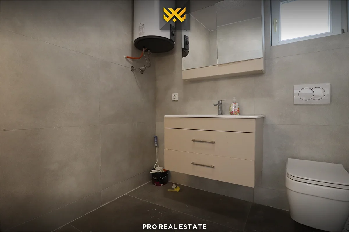 Banesë / Penthouse - Zyrë 120m² për #SHITJE te 4 Llullat.