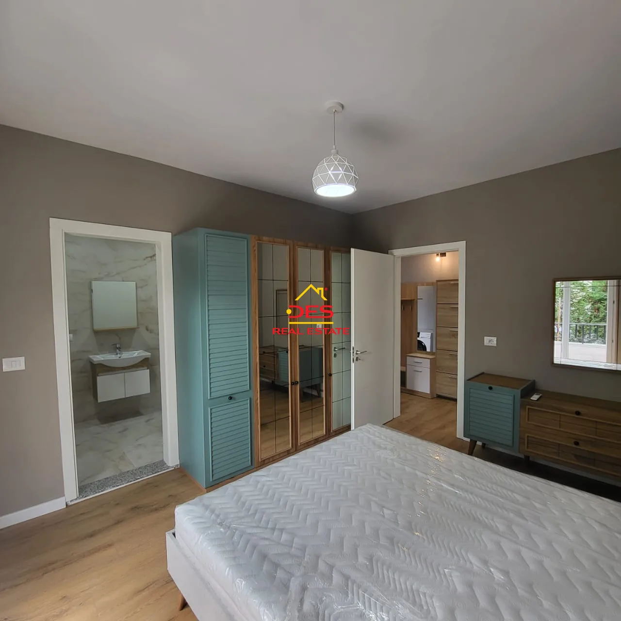 Jepet me qira super apartament 2+1+2, kopshti botanik, tiranë.