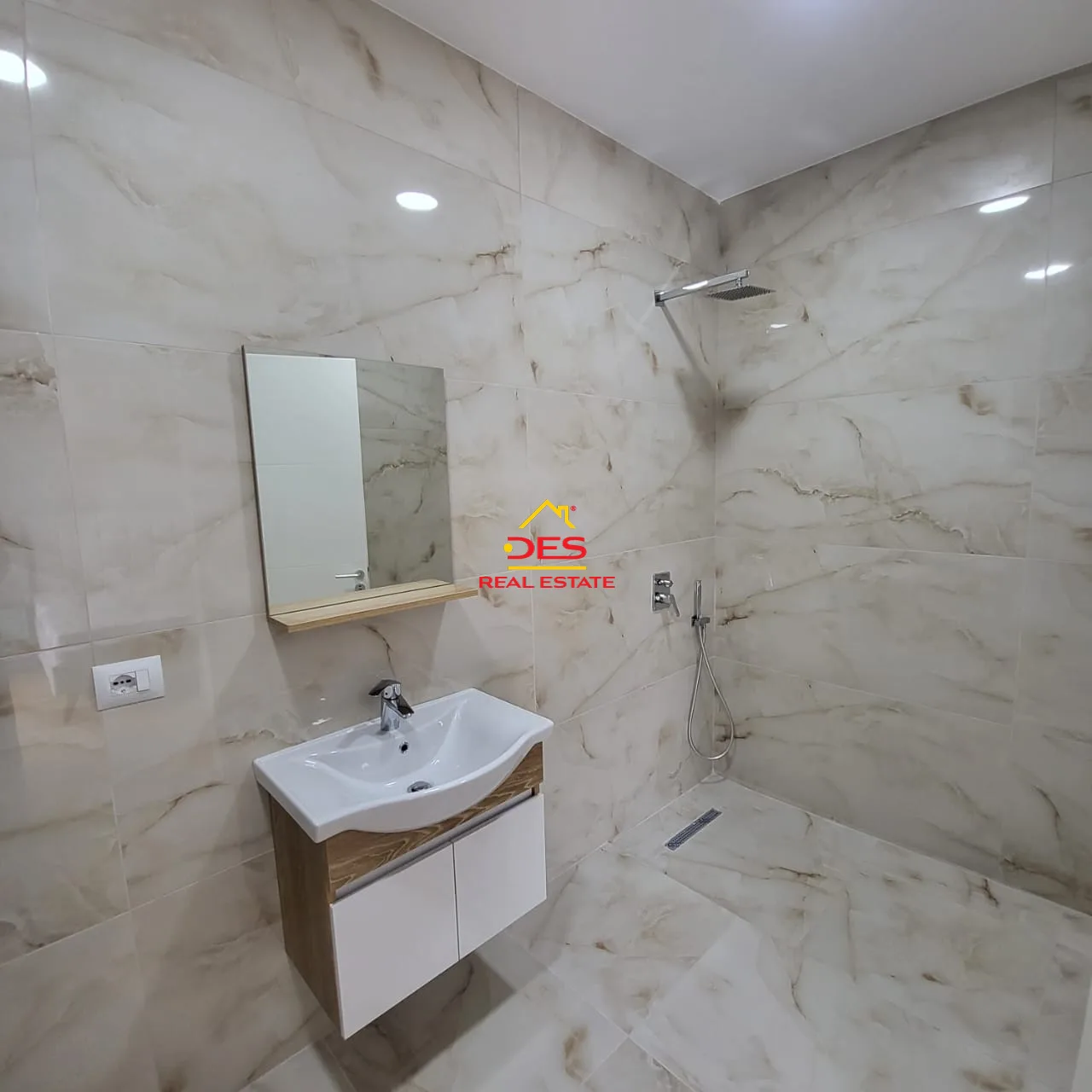 Jepet me qira super apartament 2+1+2, kopshti botanik, tiranë.