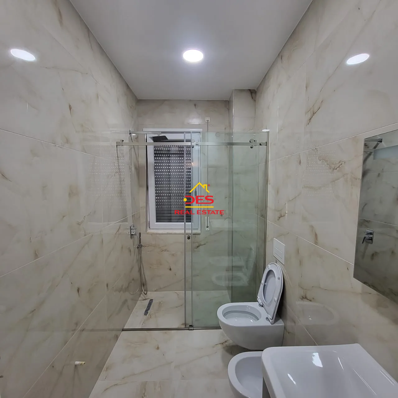 Jepet me qira super apartament 2+1+2, kopshti botanik, tiranë.