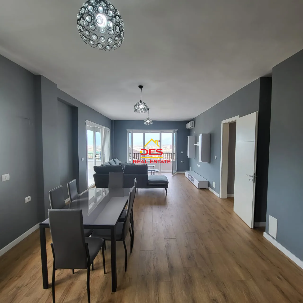 Jepet me qira super apartament 2+1+2, kopshti botanik, tiranë.