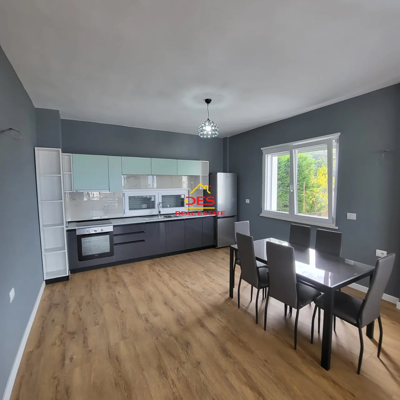 Jepet me qira super apartament 2+1+2, kopshti botanik, tiranë.