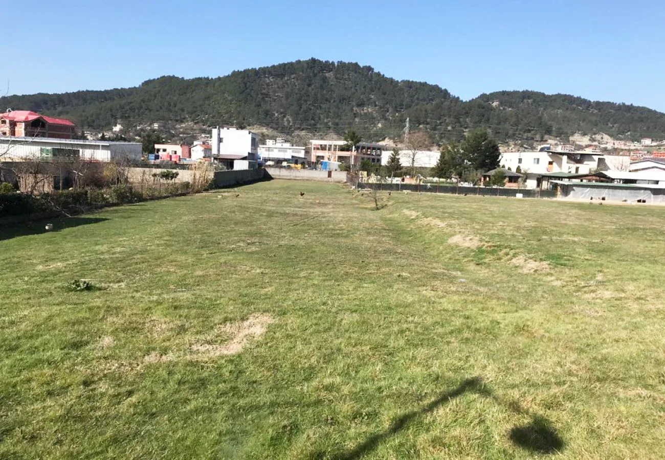 Jepet me qira toke arë në vaqarr, tiranë