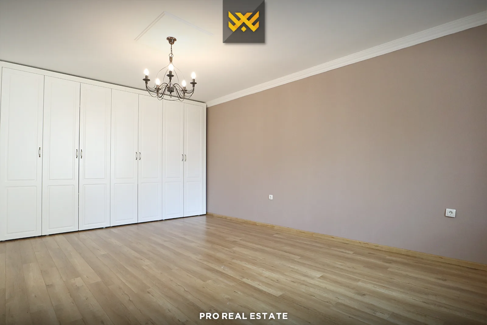 Shtëpi 515m² për #SHITJE në Velani.