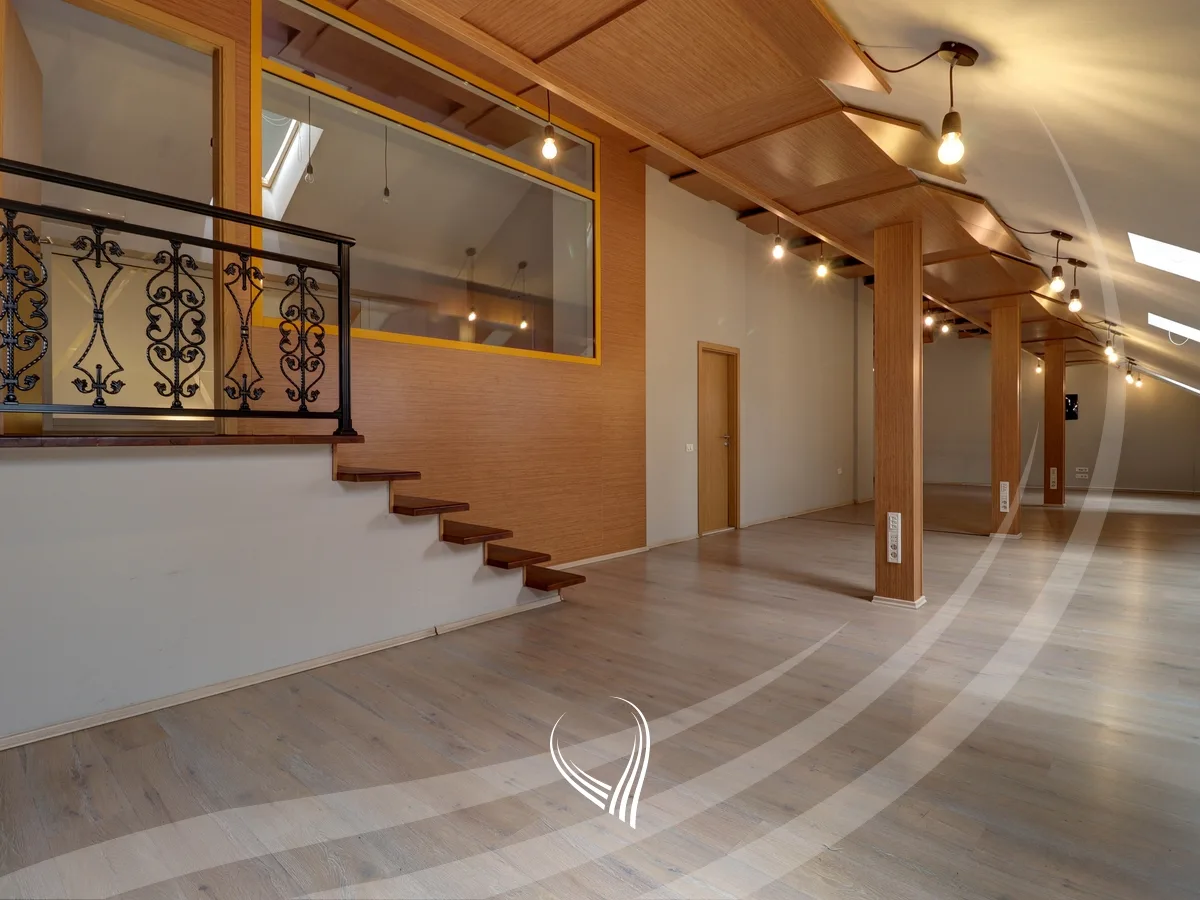 Zyre 203m2 + 60m2 terasë me qira në lagjen Dodona
