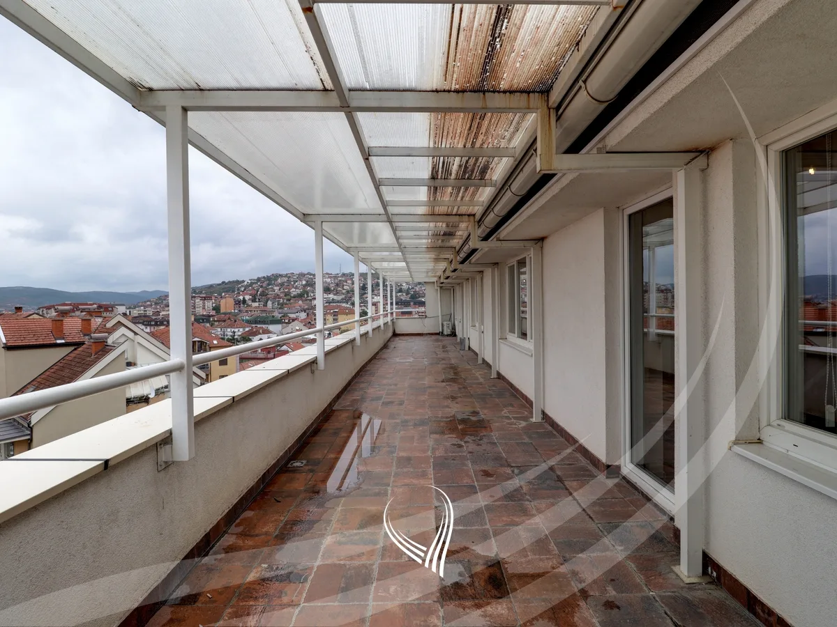 Zyre 203m2 + 60m2 terasë me qira në lagjen Dodona