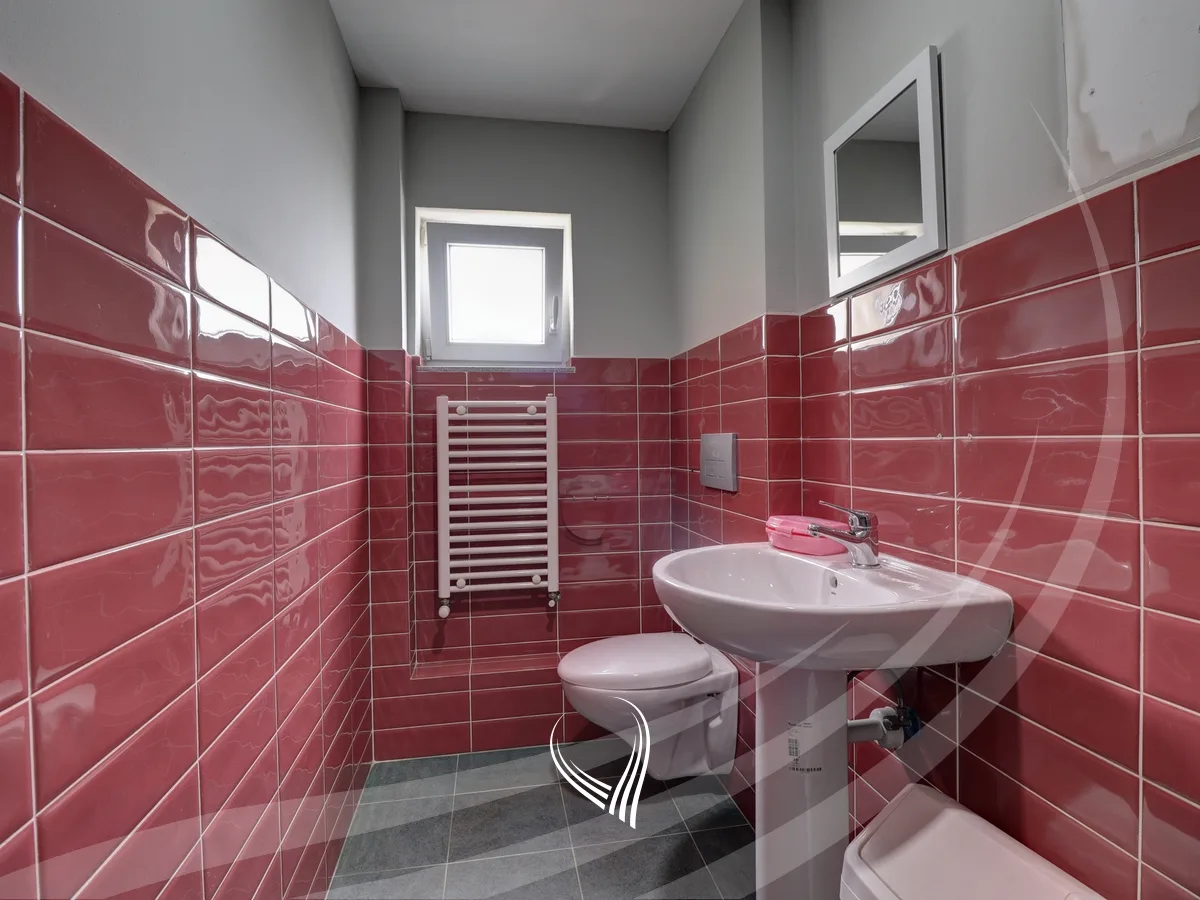 Zyre 203m2 + 60m2 terasë me qira në lagjen Dodona
