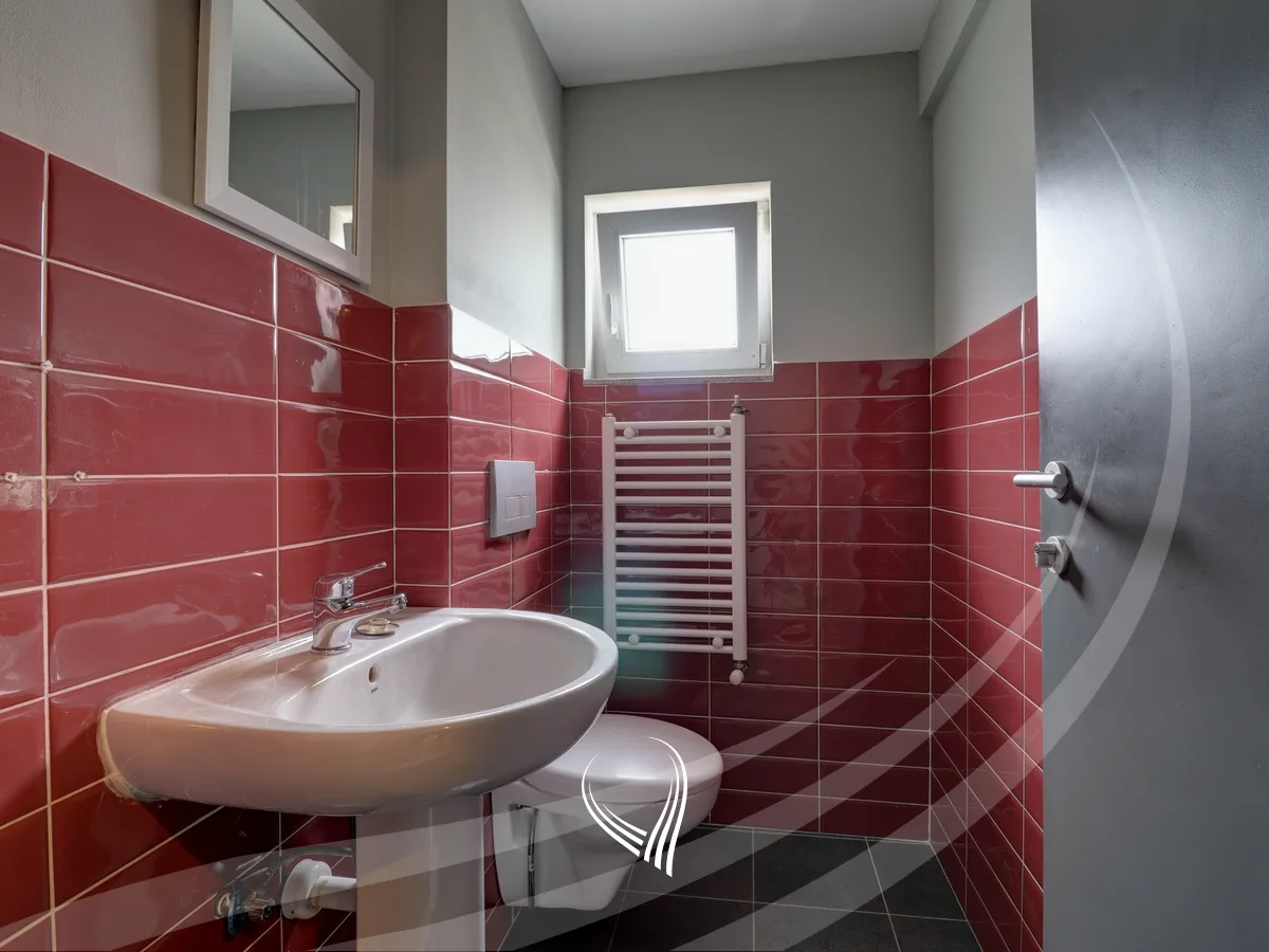 Zyre 203m2 + 60m2 terasë me qira në lagjen Dodona
