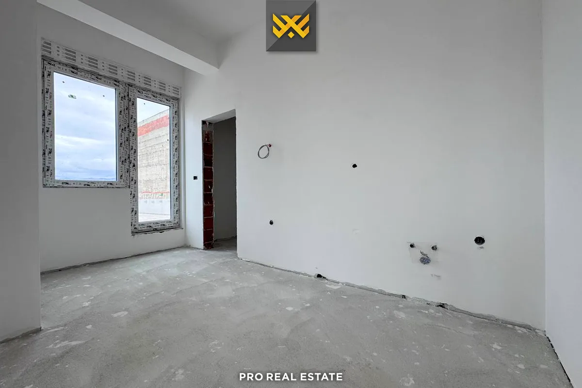 Banesë Penthouse 160m² + 272m² për #SHITJE në Lakrishtë