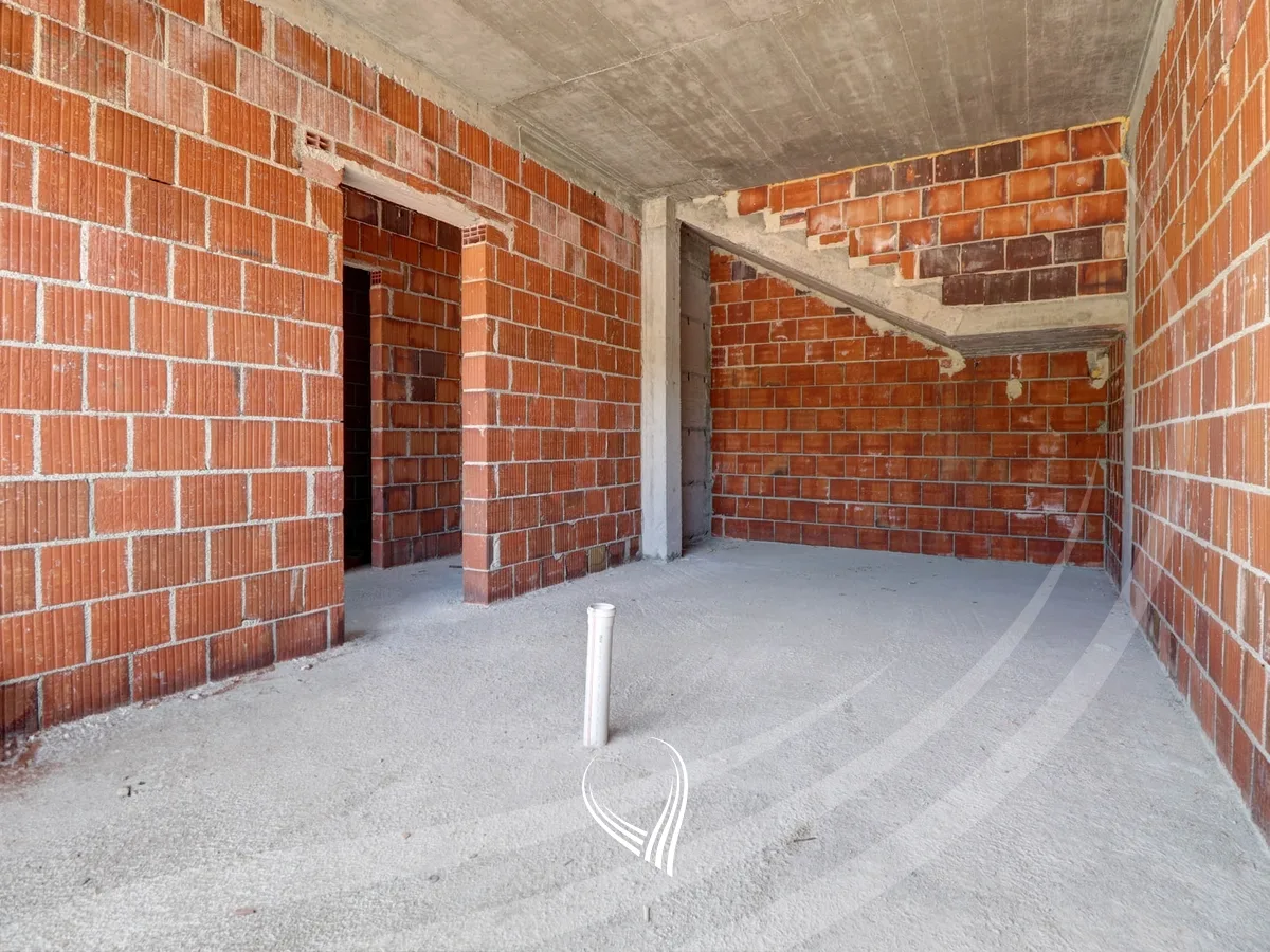 Shtëpi 322m2 në shitje në Lagjen e Gjelbërt