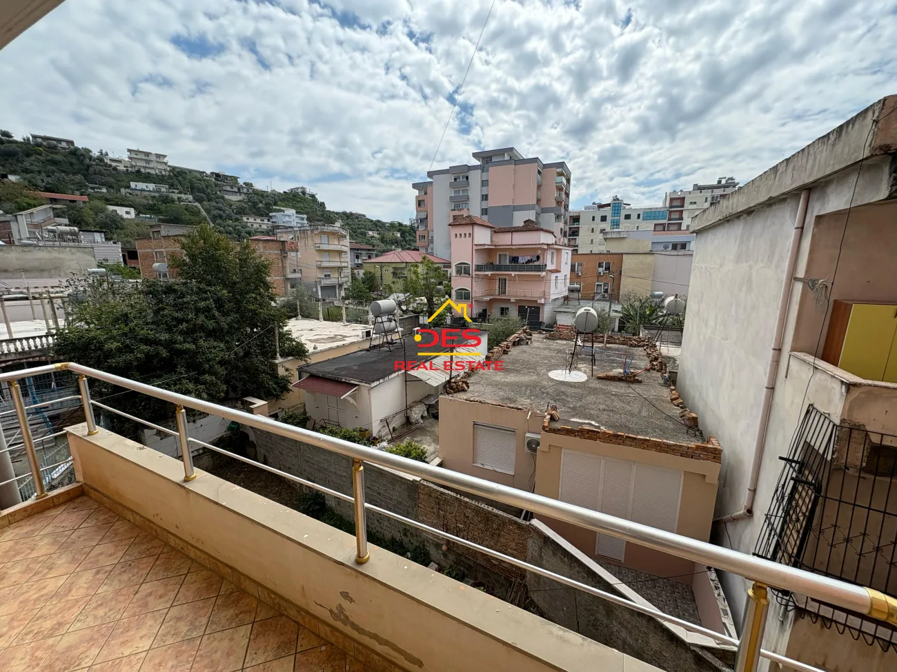 Shitet apartament 2+1 pranë gjykatës së rrethit gjyqësor, vlorë.