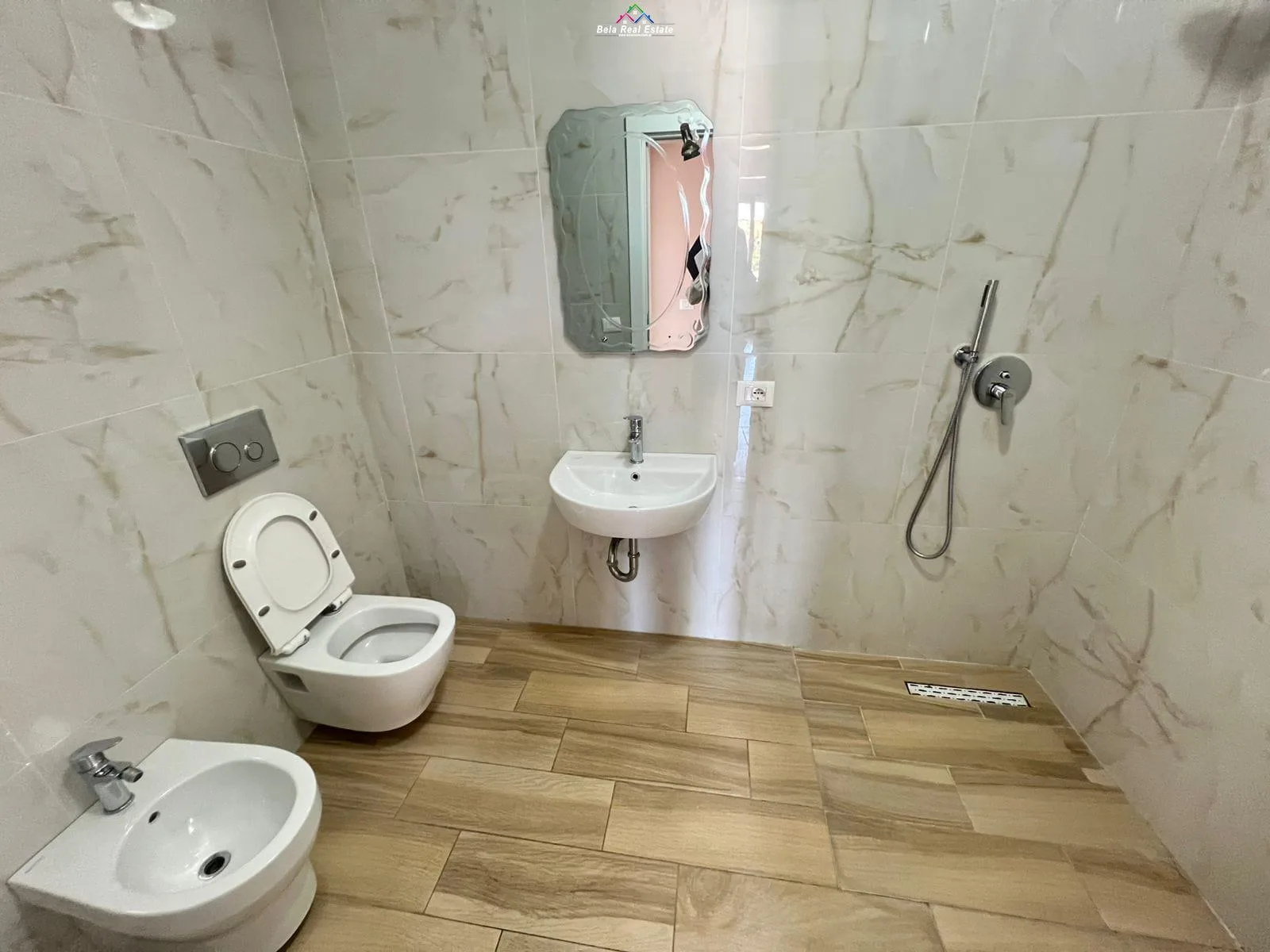 Zyre Me Qera 2+1 Tek Kompleksi Zirkon (ID BZ2972) Tirane