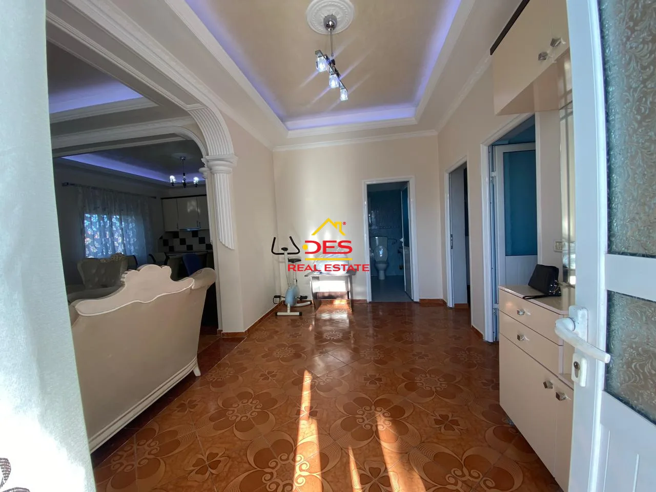 Shitet shtëpi private pranë paraburgimit,vlorë