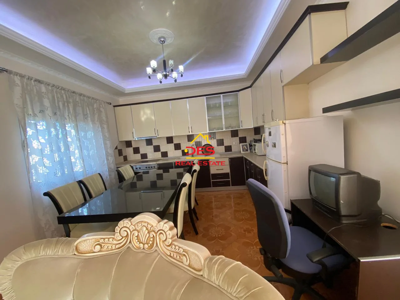 Shitet shtëpi private pranë paraburgimit,vlorë
