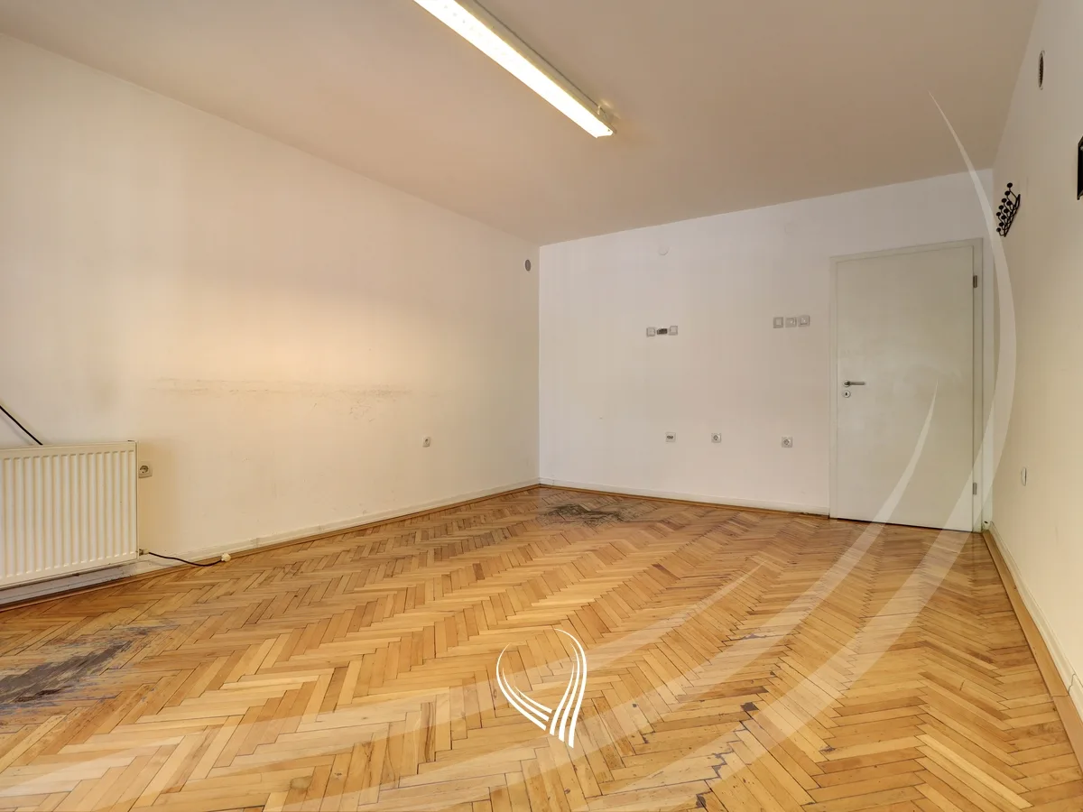 Zyre me 5 dhoma pune me qira në lagjen Pejton
