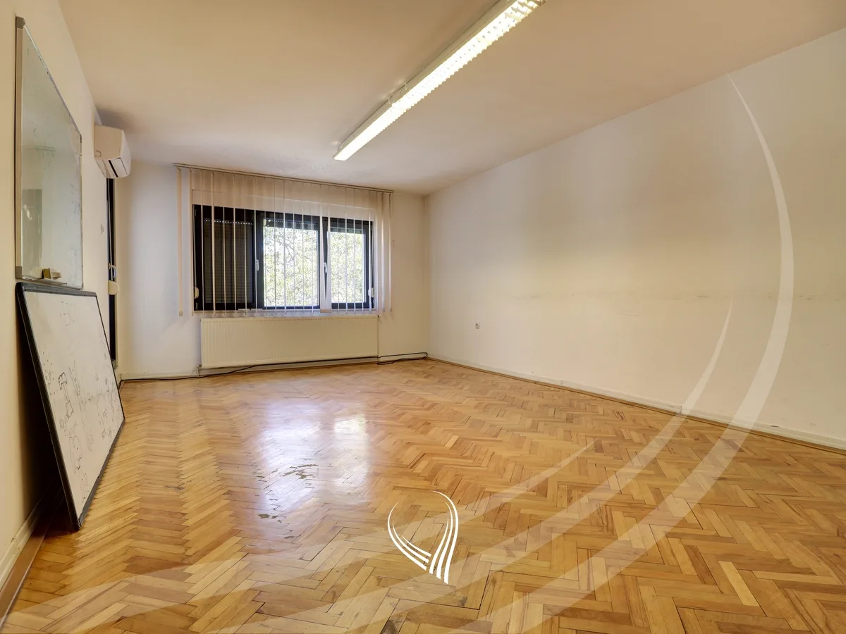 Zyre me 5 dhoma pune me qira në lagjen Pejton