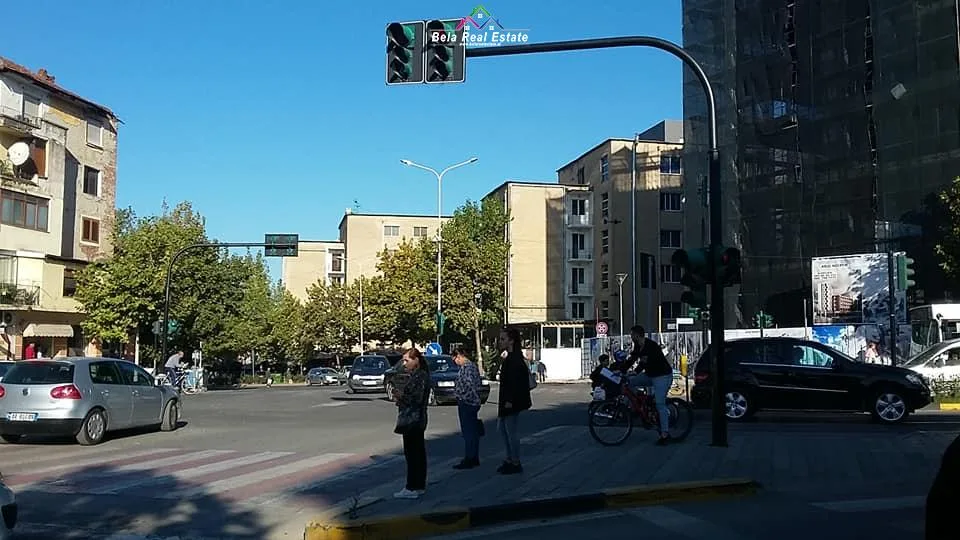 Parkim dhe Njesi Biznesi per Shitje prane Farmacise 10 (BT72) Tirane