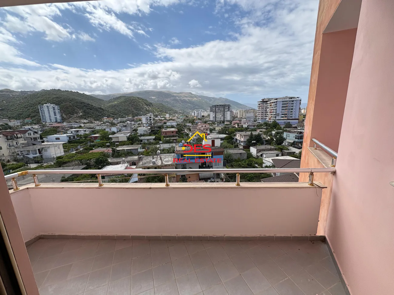 Shitet apartament 1+1 pranë bar restorant lux, vlorë