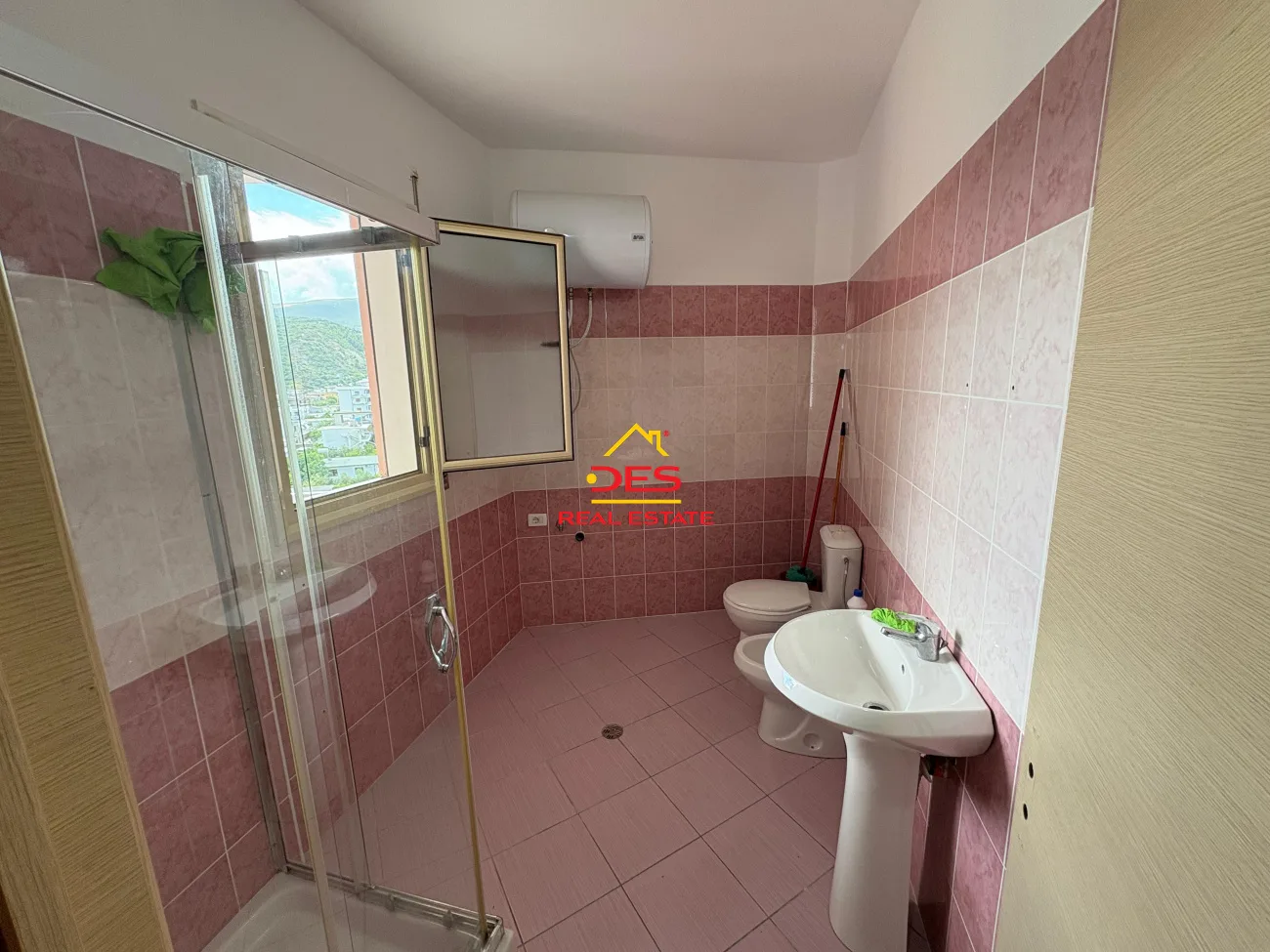 Shitet apartament 1+1 pranë bar restorant lux, vlorë