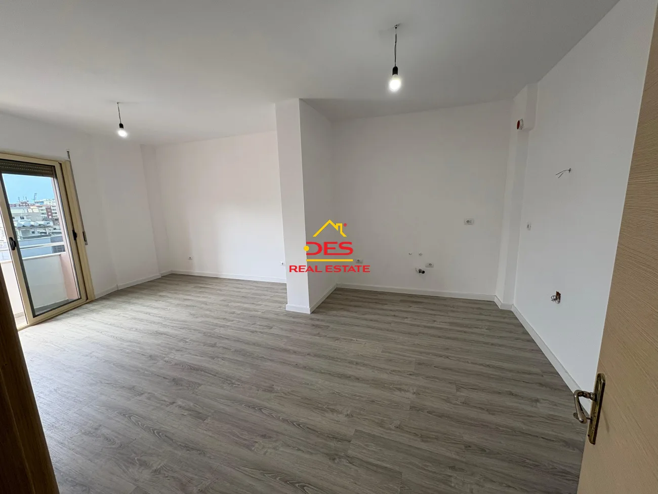 Shitet apartament 1+1 pranë bar restorant lux, vlorë