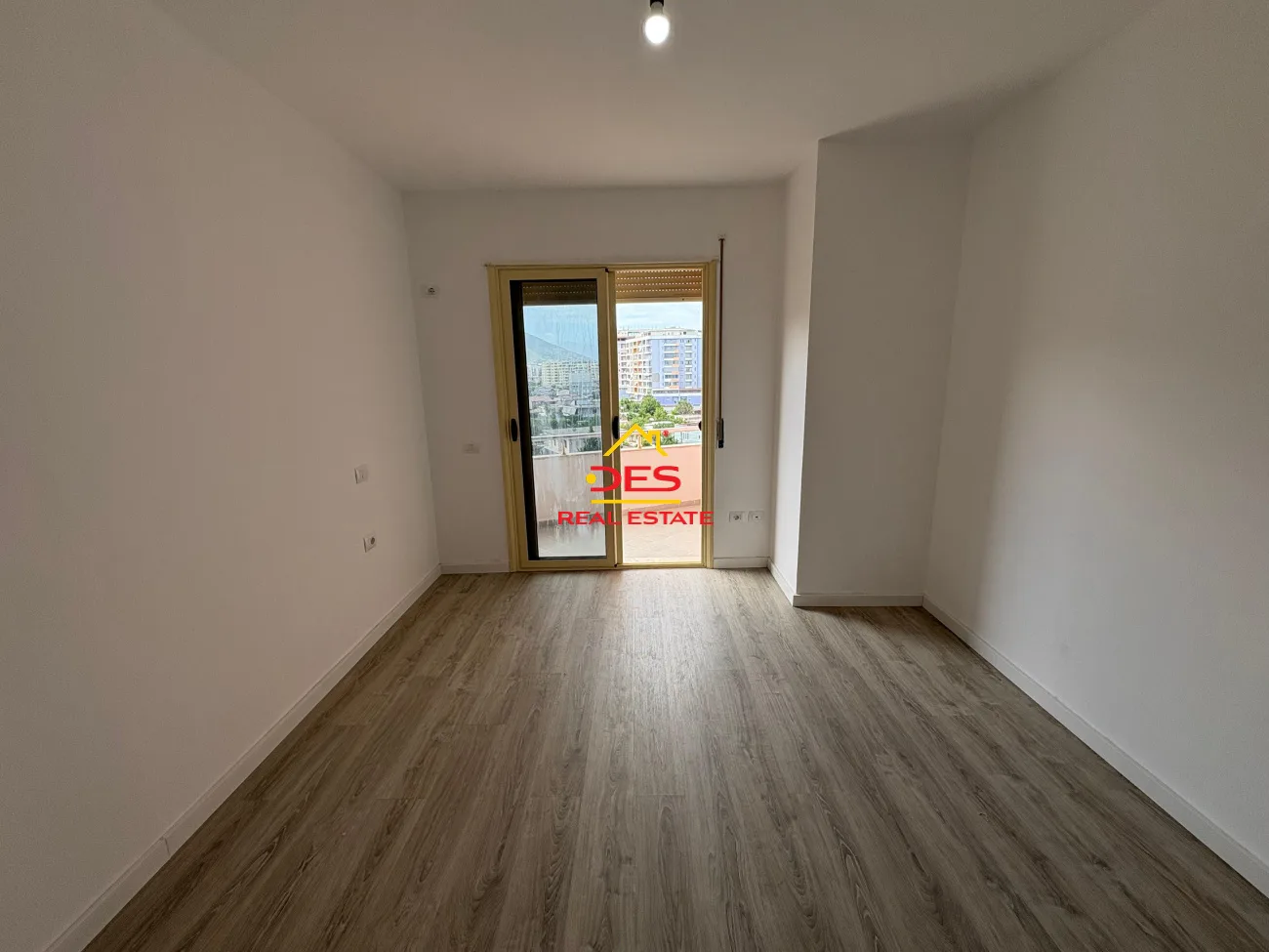 Shitet apartament 1+1 pranë bar restorant lux, vlorë