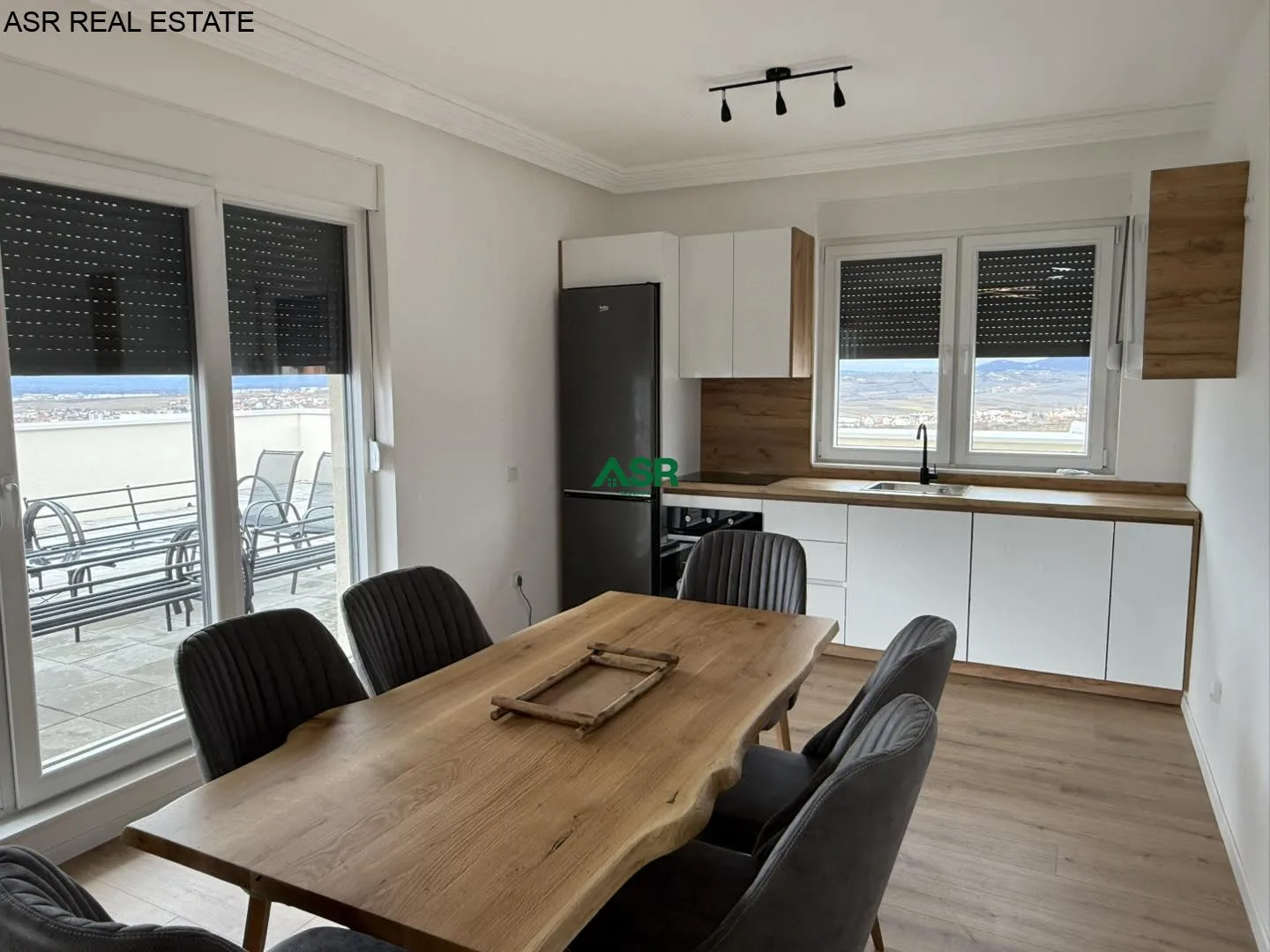 Ofrohet per SHITJE banesa (penthouse) në Lagjen Arberia