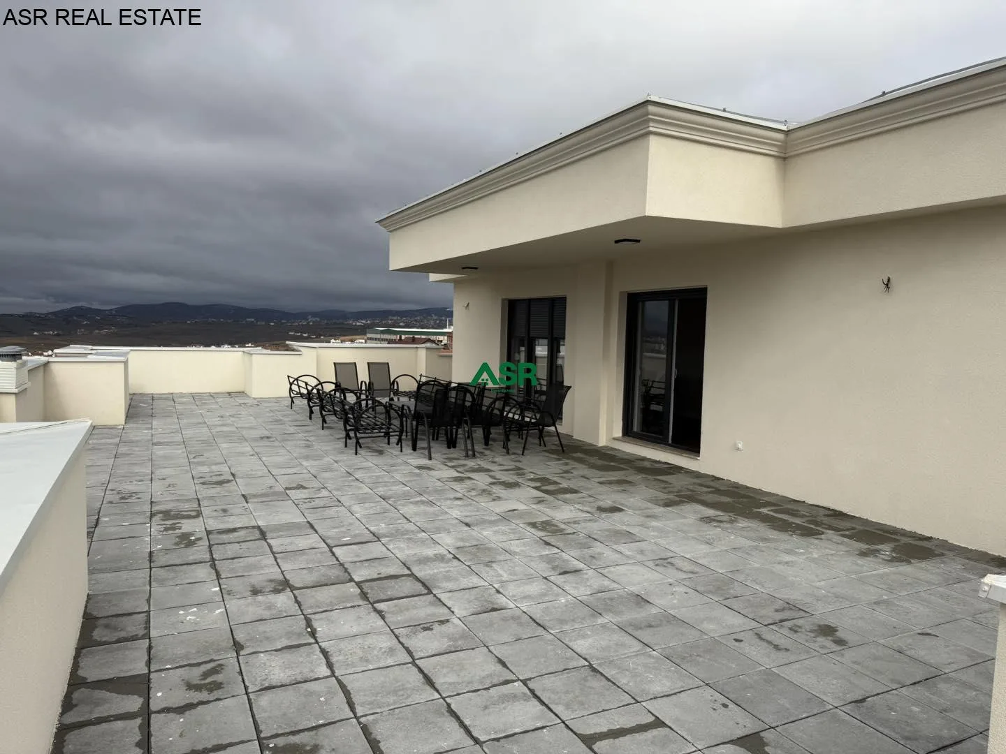 Ofrohet per SHITJE banesa (penthouse) në Lagjen Arberia