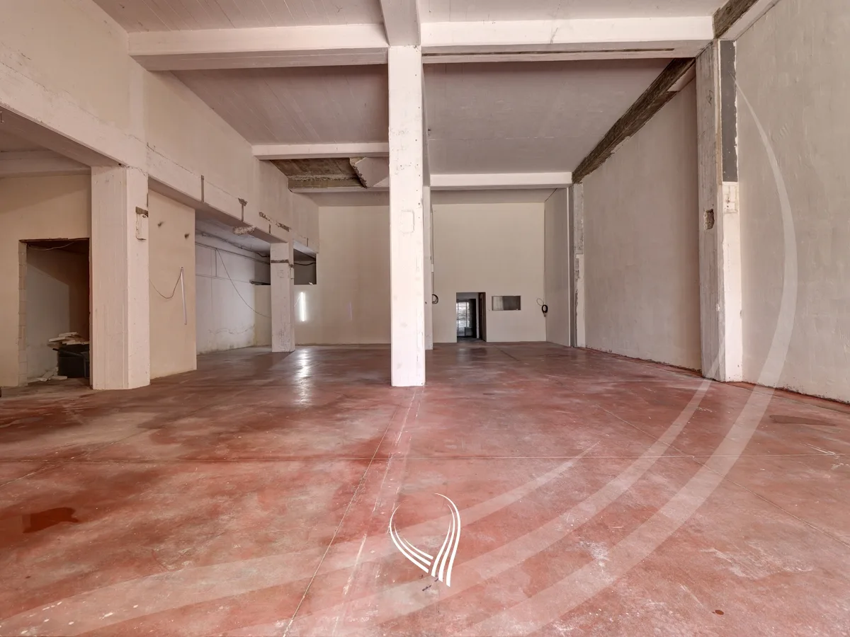 Depo 450m2 me qira në lagjen Arbëria – Dragodan