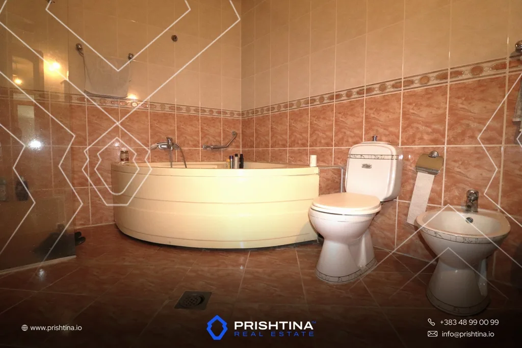 Kat shtëpie me qira 250m² në Aktash