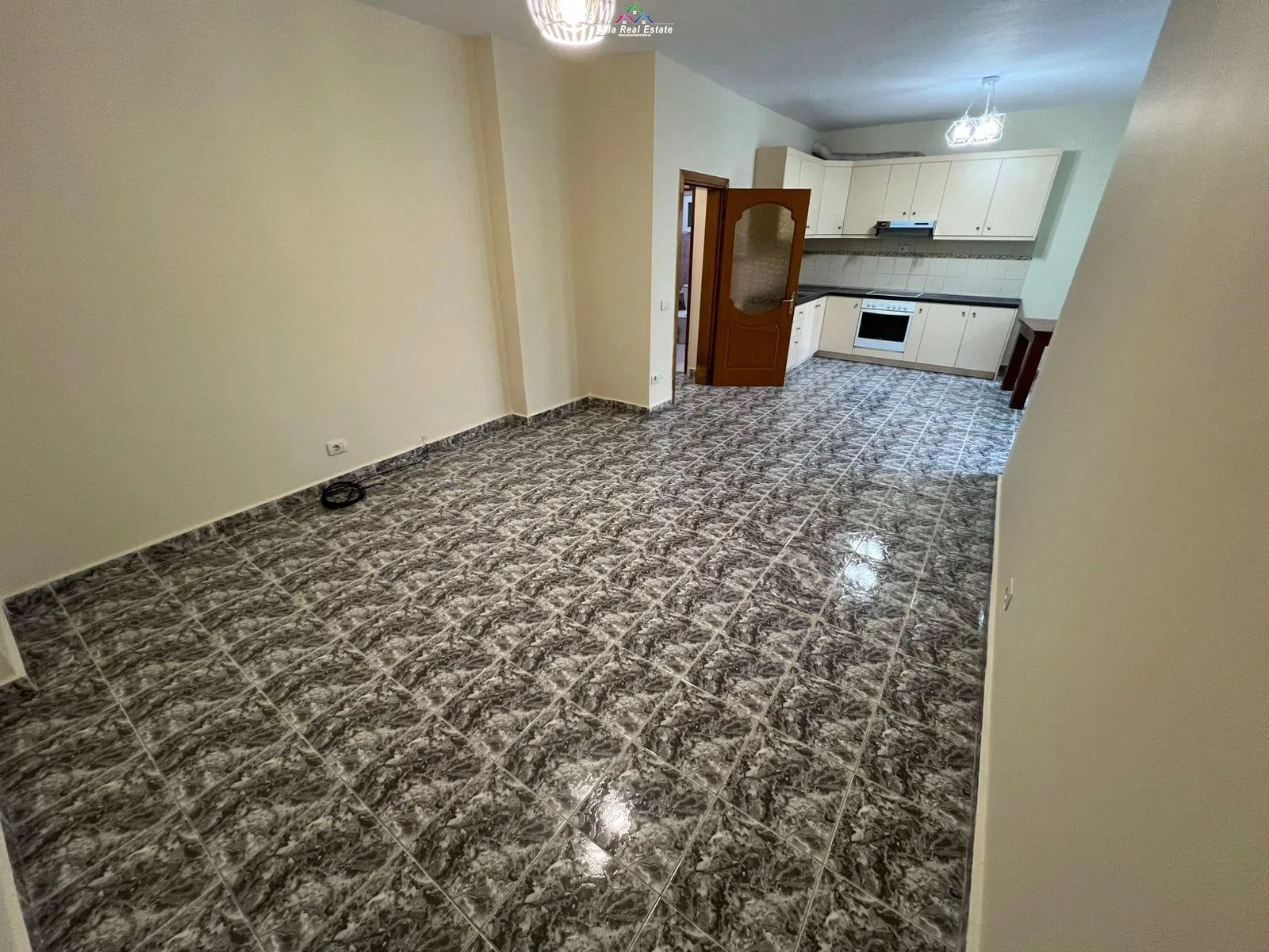 Zyre Me Qera 3+1 Tek Komuna e Parisit (ID BZ2776) Tirane