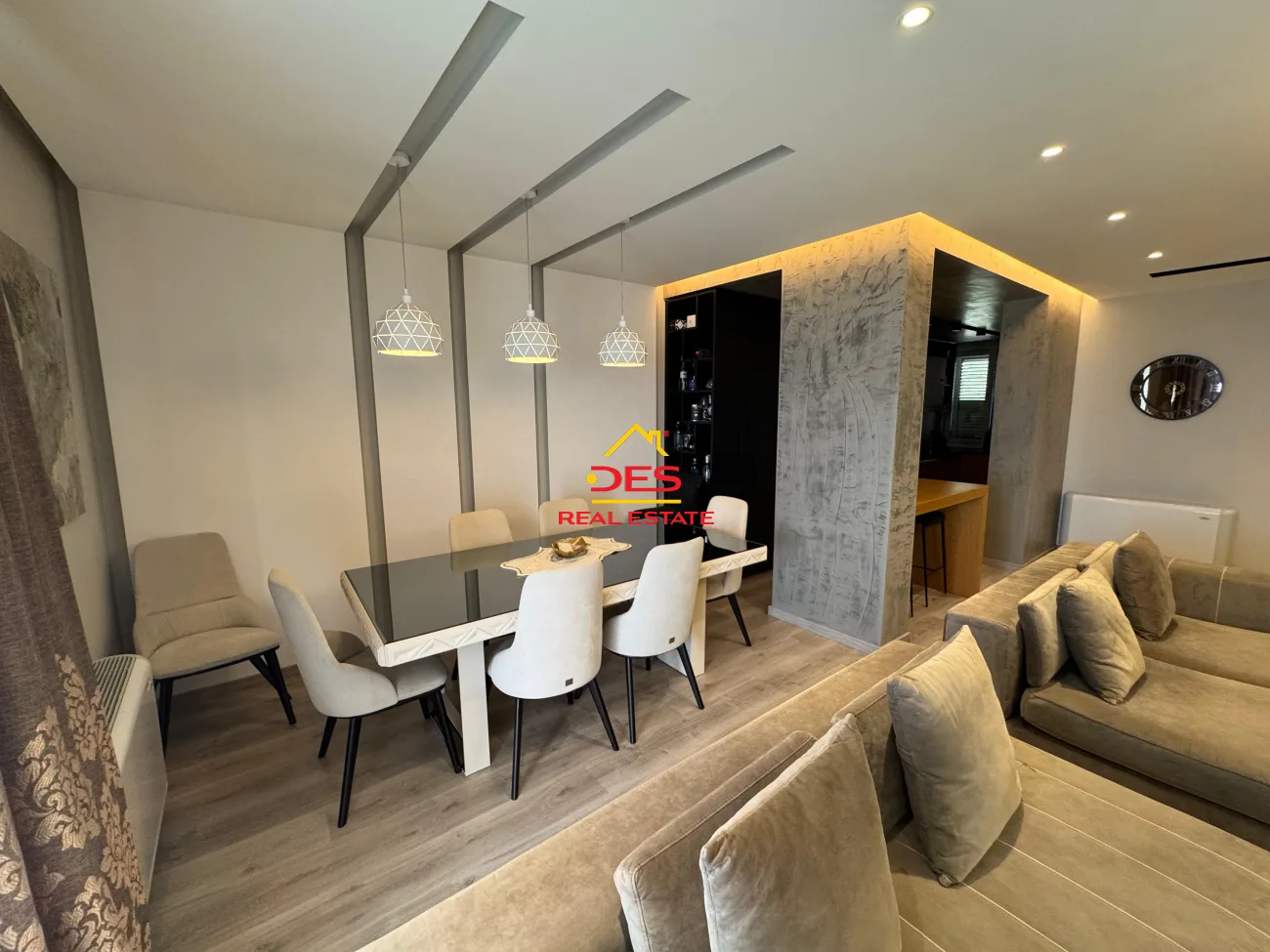 Shitet apartament luksoz 3+1+2 në lungomare te shkolla e marinës,vlorë