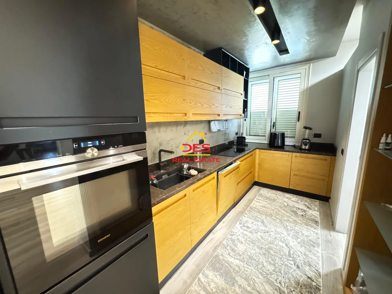 Shitet apartament luksoz 3+1+2 në lungomare te shkolla e marinës,vlorë
