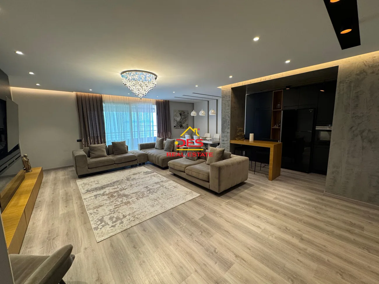 Shitet apartament luksoz 3+1+2 në lungomare te shkolla e marinës,vlorë
