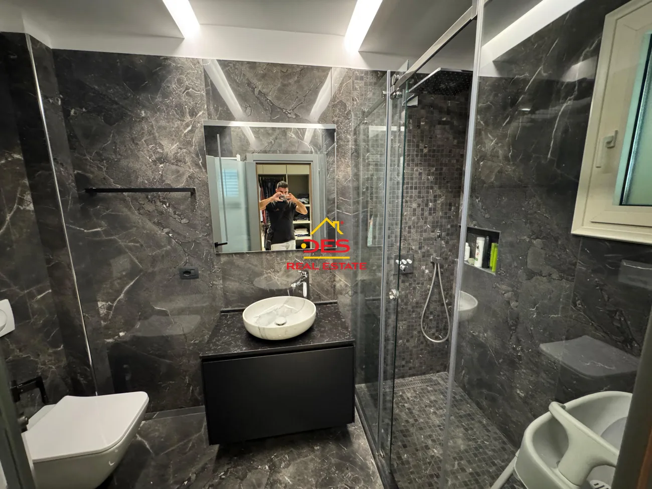 Shitet apartament luksoz 3+1+2 në lungomare te shkolla e marinës,vlorë