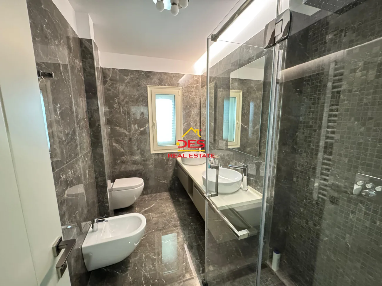 Shitet apartament luksoz 3+1+2 në lungomare te shkolla e marinës,vlorë