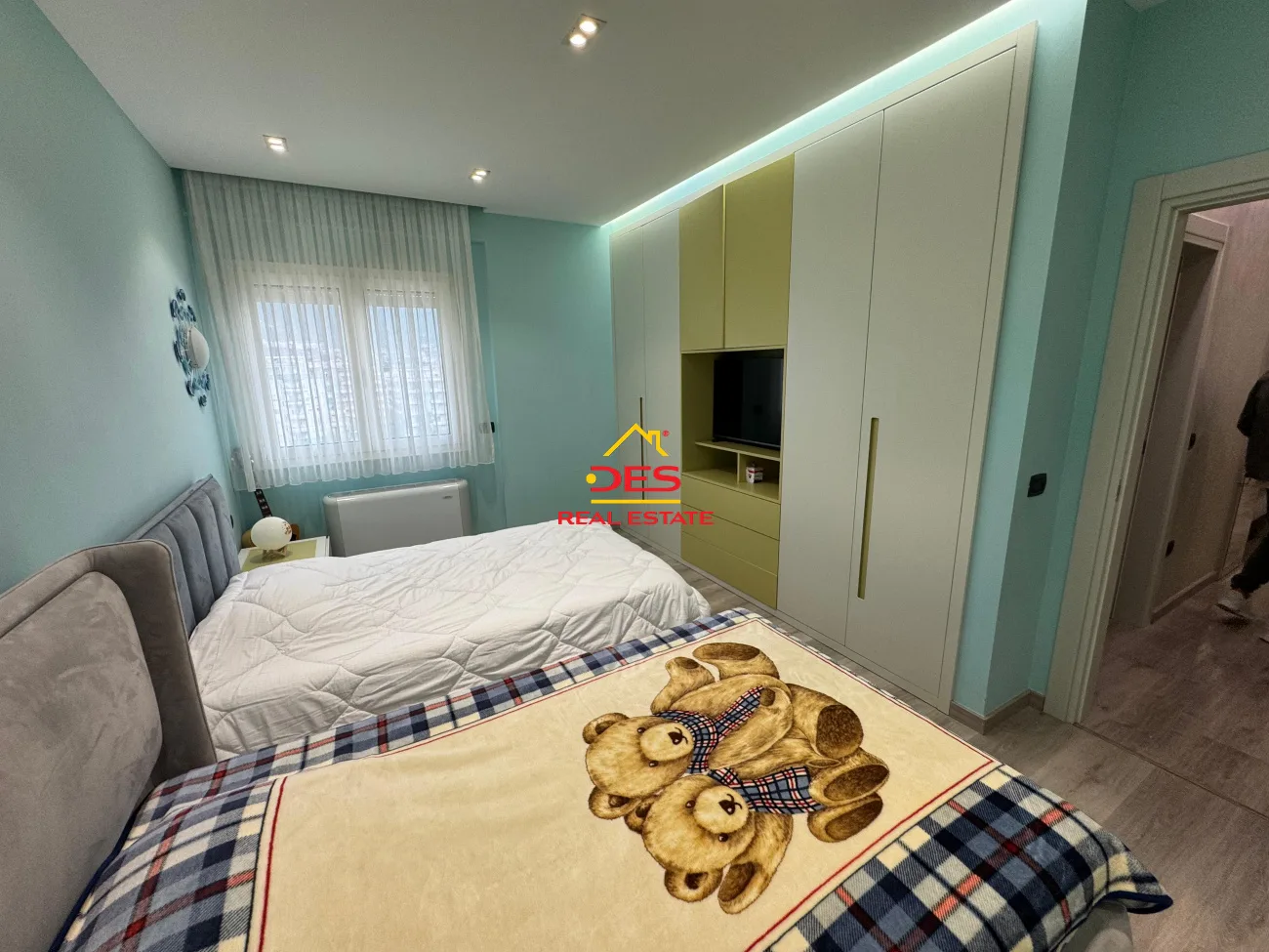 Shitet apartament luksoz 3+1+2 në lungomare te shkolla e marinës,vlorë